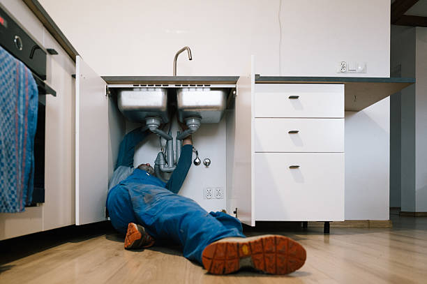 Professional Emergency Plumber technician working in Chouteau, OK